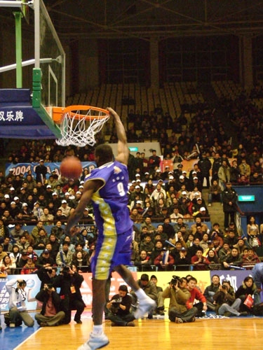 每体：皇马会等阿隆索到圣诞节后，看他能否重新掌控更衣室（每体：皇马将把评估阿隆索推迟到圣诞节后，观望其能否重掌更衣室）