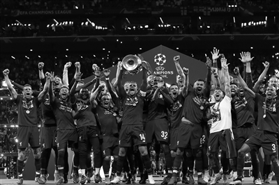 曼联客场4-1胜狼队，B费2射1传，取得3轮不败，积分追平切尔西，排名升至第六。