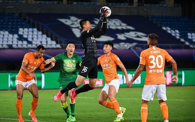 高薪核心拒改踢法！炮轰主帅复制C罗闹剧（高薪核心拒改踢法，怒斥主帅上演C罗式闹剧）