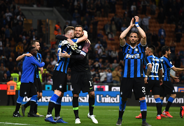 客场作战依然踢得从容（客场征战依旧从容不迫）