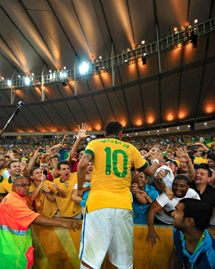 篮球湖人球迷热情支持球队（湖人球迷热烈力挺球队）