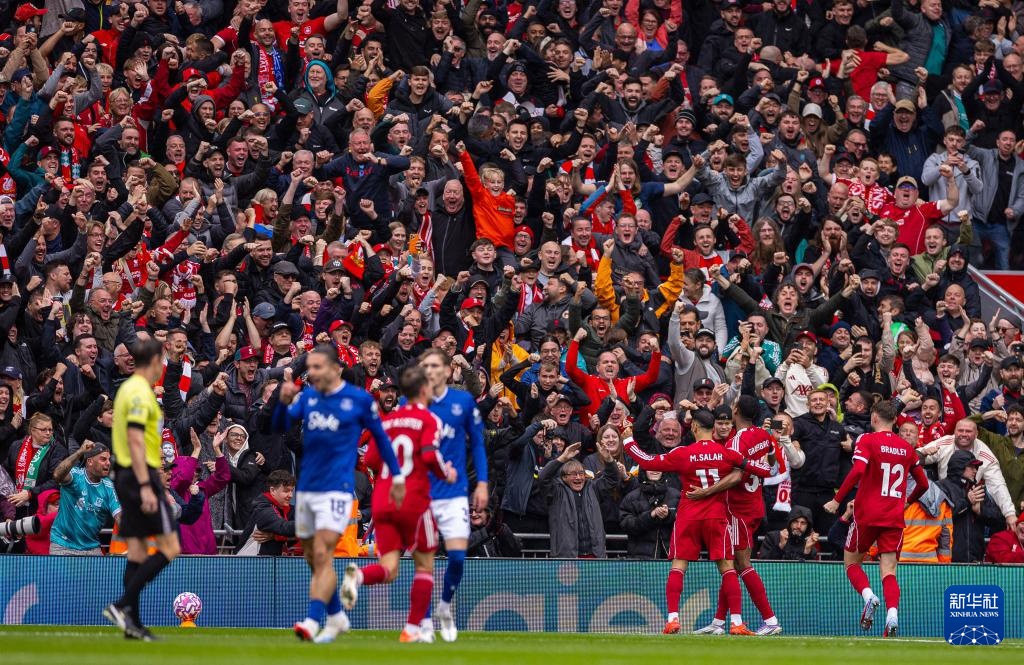 球星晒更衣室照，全队氛围太好了（球星晒更衣室合影，队内氛围爆棚）